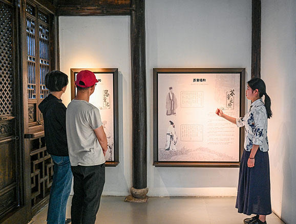 2023年5月，讲解员在章堰文化馆内讲解村史。