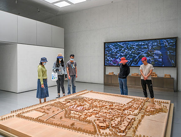 2023年5月，游客在章堰文化馆的沙盘前驻足。