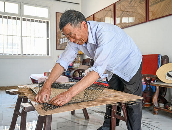 2023年5月，张元帅制作竹编画。